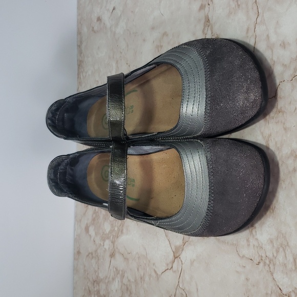 Naot Sylish Metallic Gray Suede Mary Jane Flats Size 39 - Picture 2 of 7